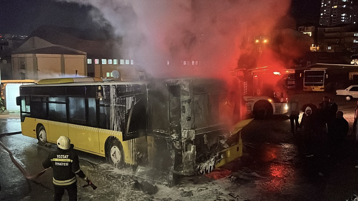 Yozgat'ta park halindeki halk otobüsünde çıkan yangın, itfaiye ekiplerince söndürüldü.
 
