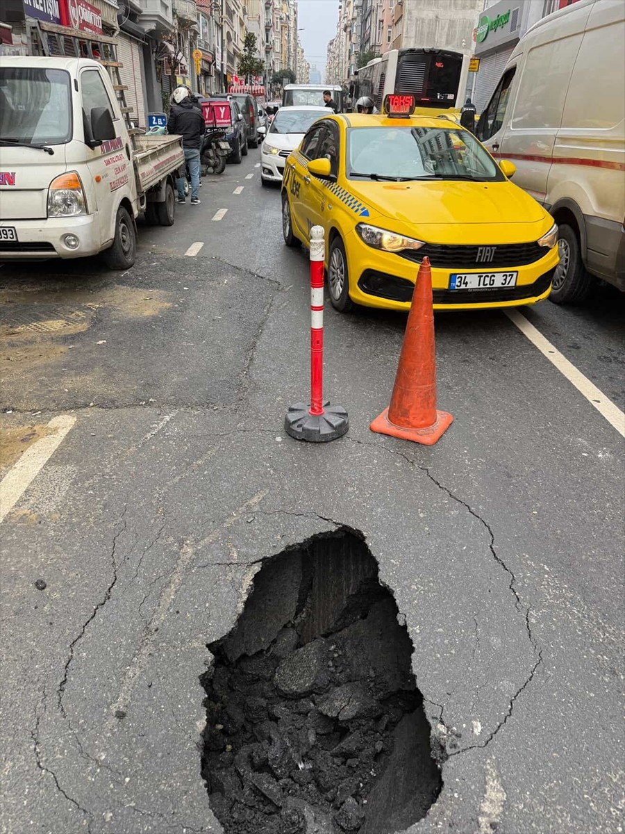Şişli Kurtuluş Caddesi'nde çöp kamyonunun geçmesi sonrasında çöken yol onarıldı.