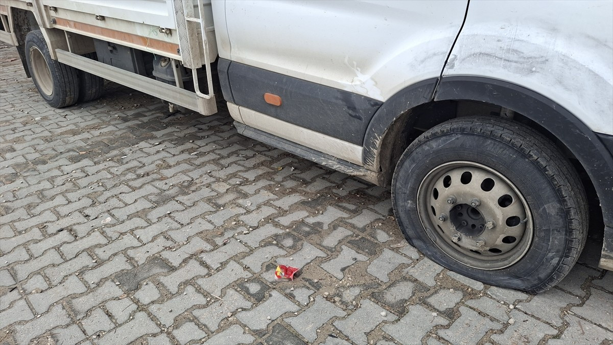 Ankara'nın Beypazarı ilçesinde 17 aracın lastiklerini kestikleri iddiasıyla gözaltına alınan 2...