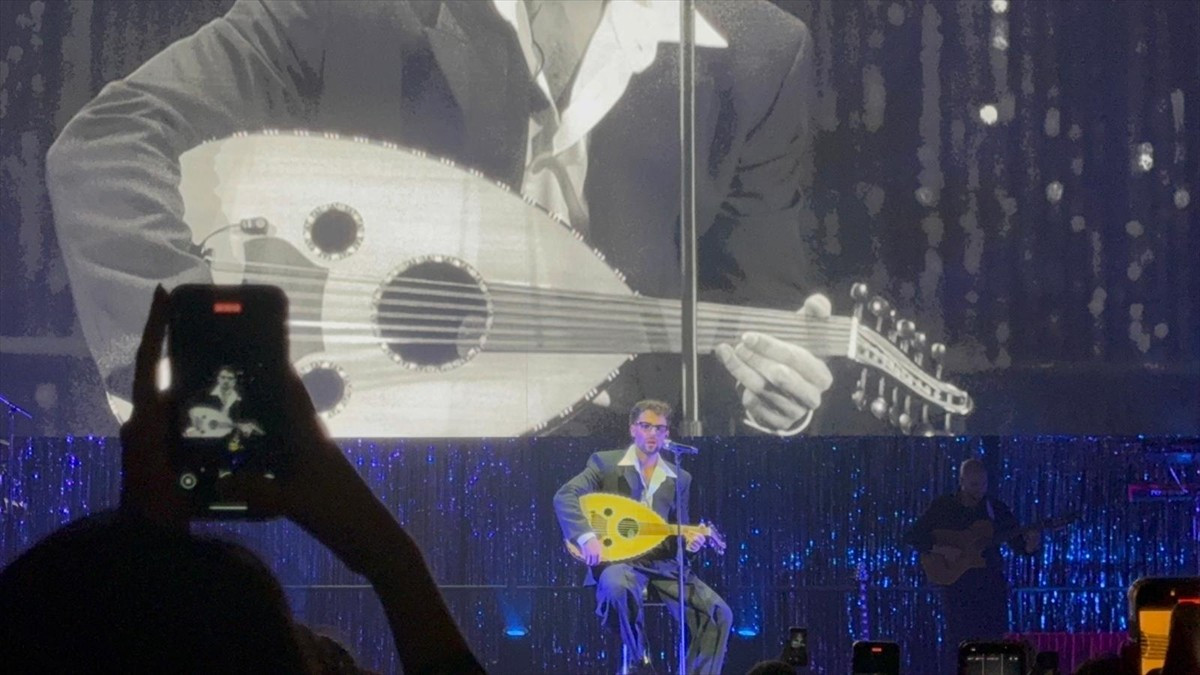 Rap müzisyeni ve Filistinli şarkıcı Saint Levant, İstanbul'da müzikseverlerle buluştu.
Levant...