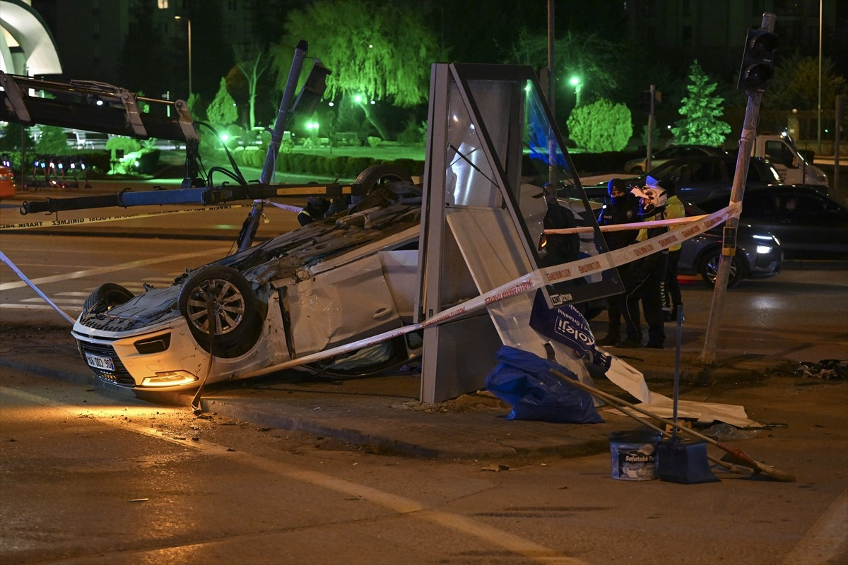 Başkentte otomobilin motosiklete çarpması sonucu 4 kişi yaralandı.