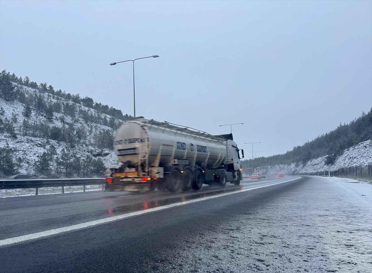 Anadolu Otoyolu'nun Bolu Dörtdivan ile Ankara Çamlıdere kesiminde kar yağışı etkili oldu. 
Yüksek...