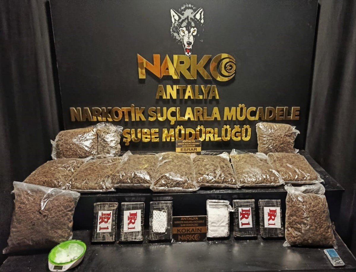 Antalya'da düzenlenen uyuşturucu operasyonunda gözaltına alınan 4 şüpheli tutuklandı.
Operasyonda...