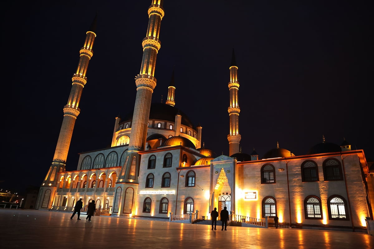 Nevşehir'de Hacı Süleyman Köybaşı Külliye Camisi'nde kandil programı idrak edildi.
 