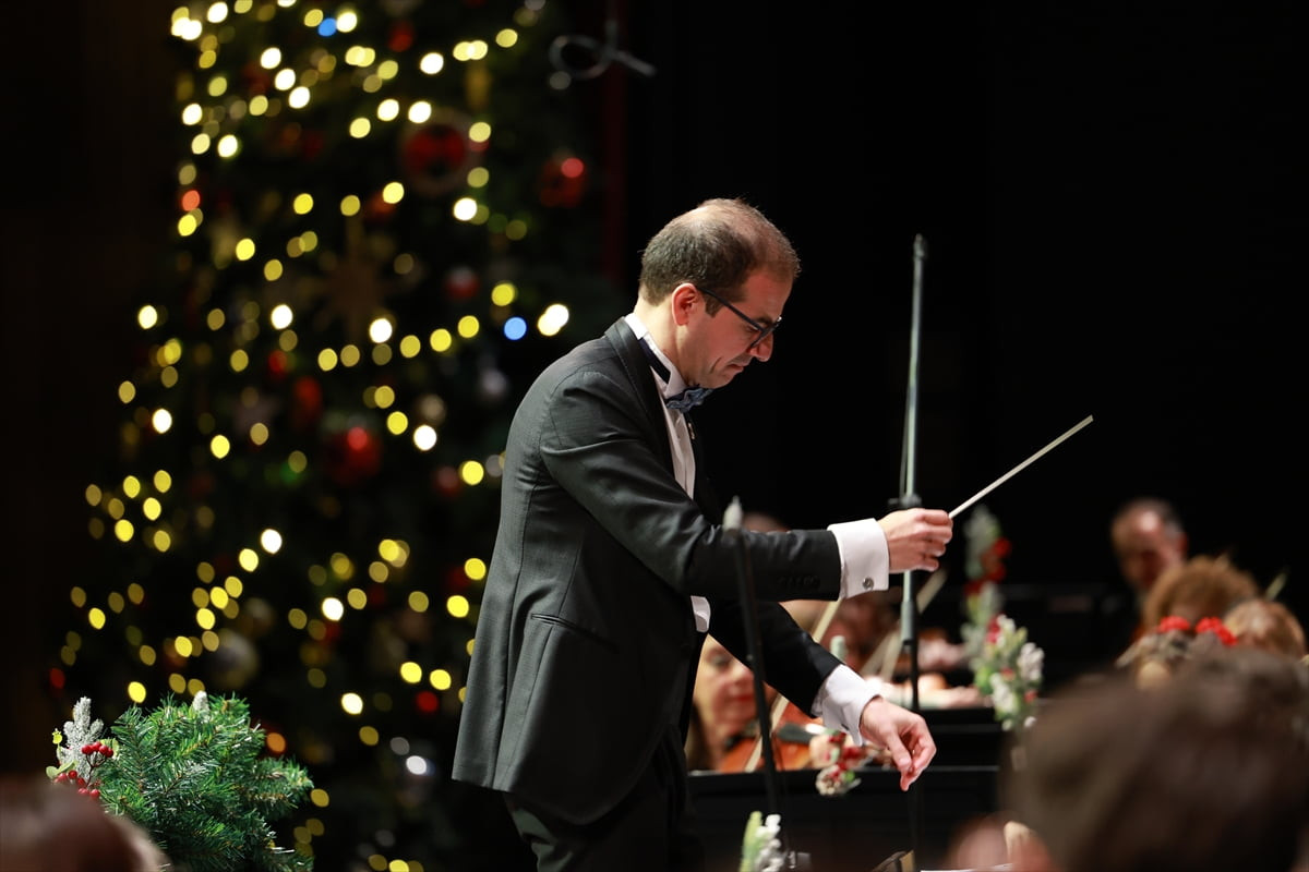 
İSTANBUL (AA) - DenizBank'ın 21 yıldır desteklediği İstanbul Devlet Senfoni Orkestrası (İDSO)...