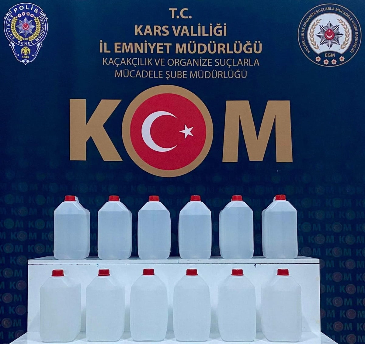 Kars'ta yılbaşı öncesi düzenlenen sahte içki operasyonunda 13 şüpheli gözaltına alındı.
Polis...