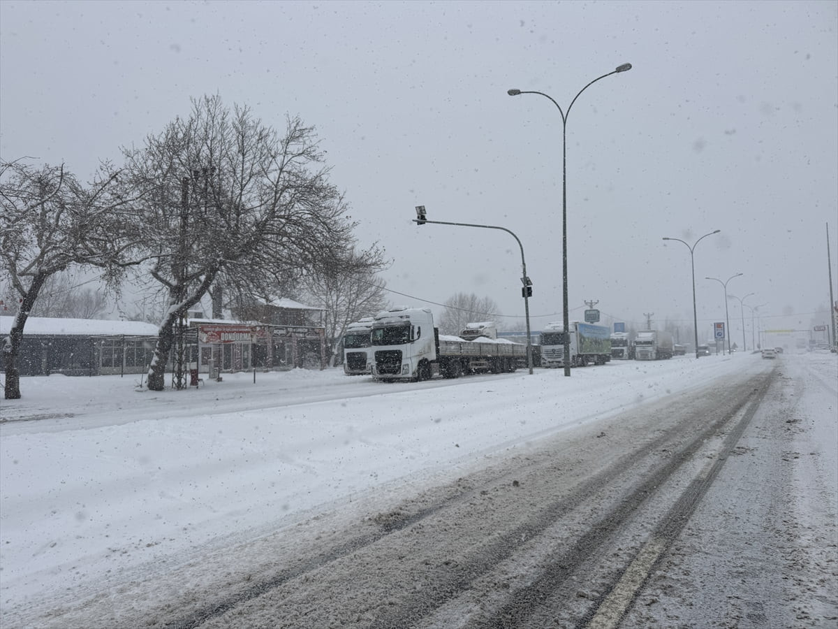 Kahramanmaraş–Kayseri karayolu, yoğun kar yağışı ve tipi nedeniyle ulaşıma kapatıldı.
Kar...