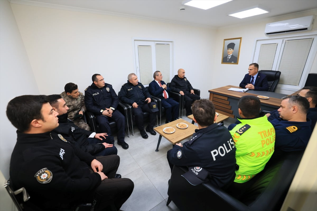 Muğla Valisi İdris Akbıyık, yeni yıla görevi başında giren personeli ziyaret etti.
Vali Akbıyık...