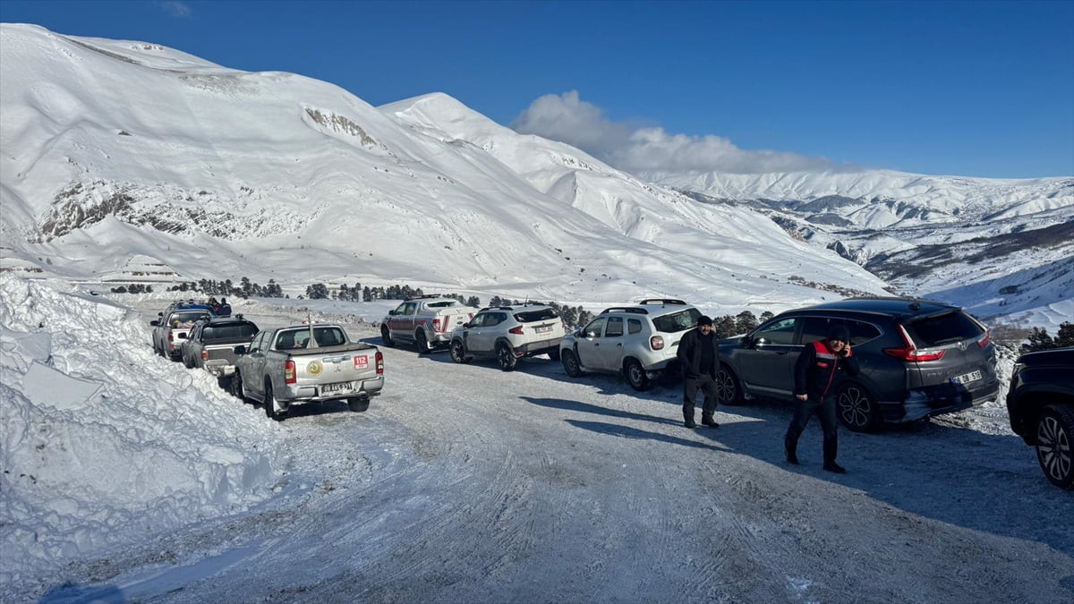 Artvin'in Ardanuç ilçesinde çığ altında kalan çobanı arama çalışmaları sürüyor.
AFAD Artvin İl...