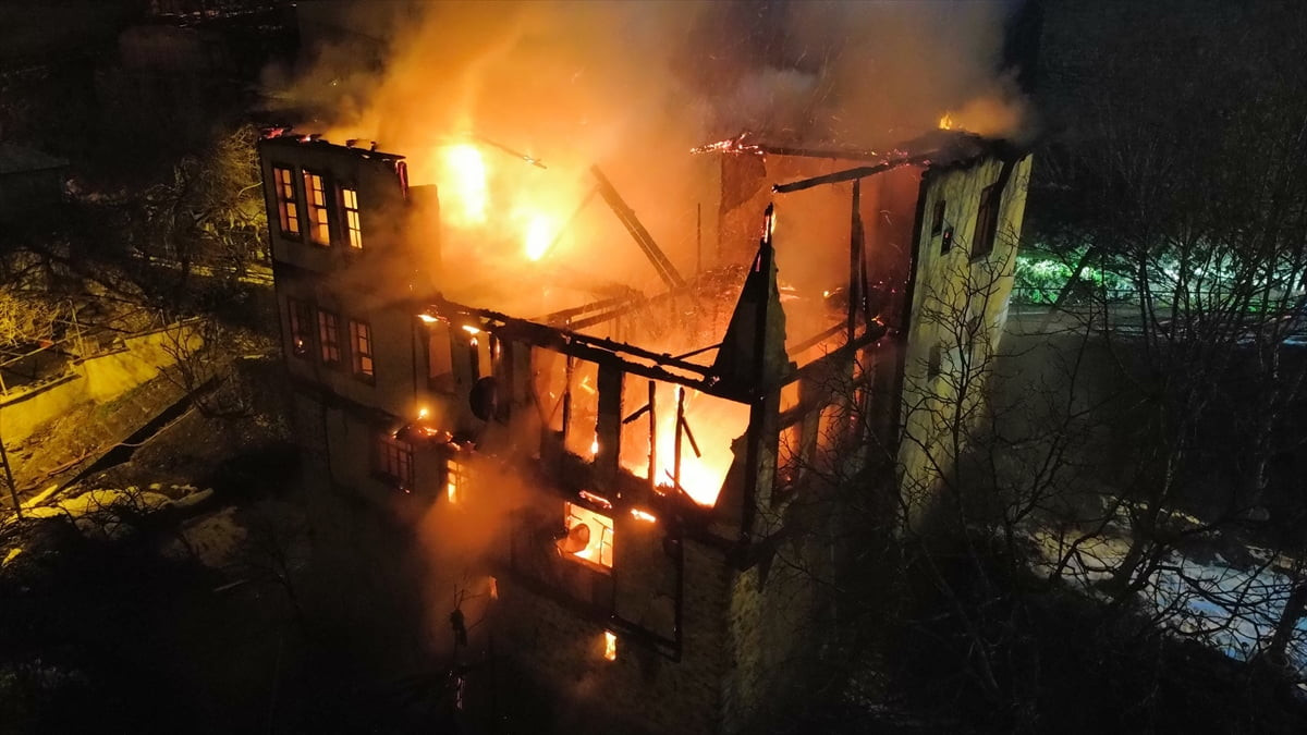 Karabük'ün Safranbolu ilçesinde çıkan yangında tarihi konak kullanılamaz hale geldi.
 