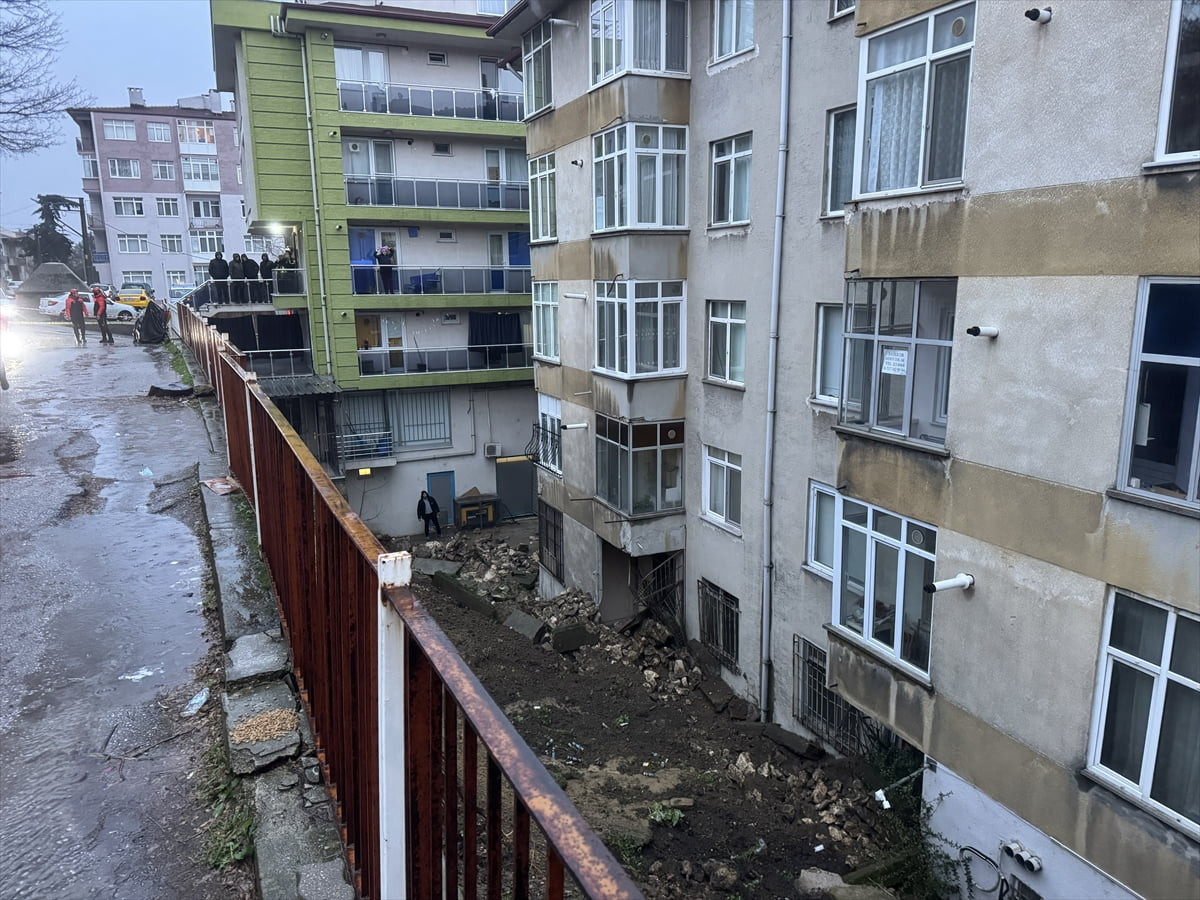 Edirne'de sağanak nedeniyle bir apartmanın istinat duvarı çöktü. 
Duvardan kopan molozlar ve kayan...