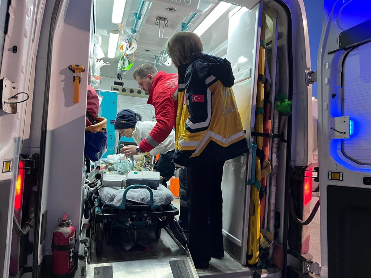 Ağrı'da Down sendromlu kalp hastası 5 aylık bebek, ambulans uçakla Ankara'ya sevk edildi.

