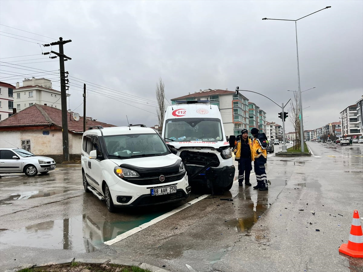 Aksaray'da ambulans ile hafif ticari aracın çarpıştığı kazada 8 kişi yaralandı.
 