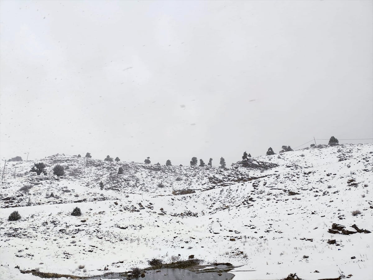 Mersin'in Anamur ilçesinin yüksek kesimleri, karın ardından beyaza büründü.
 