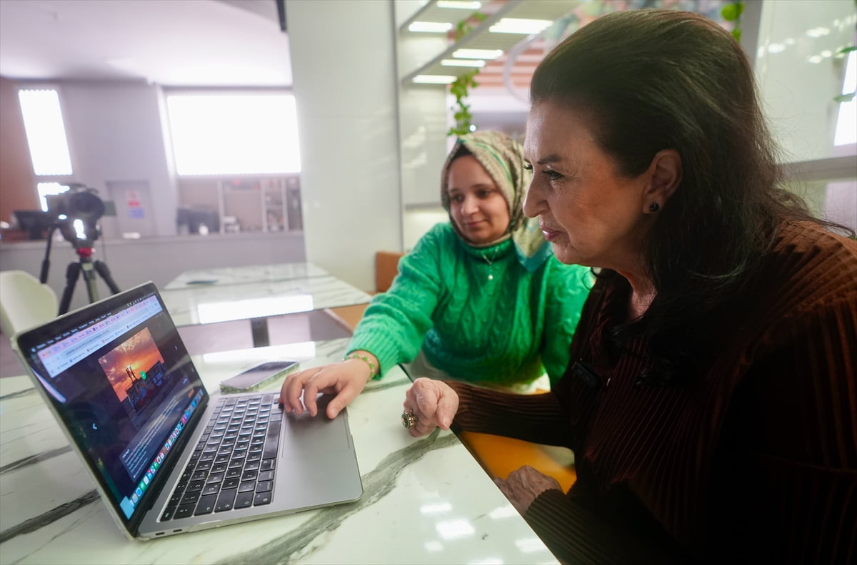 
Sanatçı Melihat Gülses, Anadolu Ajansının (AA) gözünden 2025'e damga vuran olaylara ait...