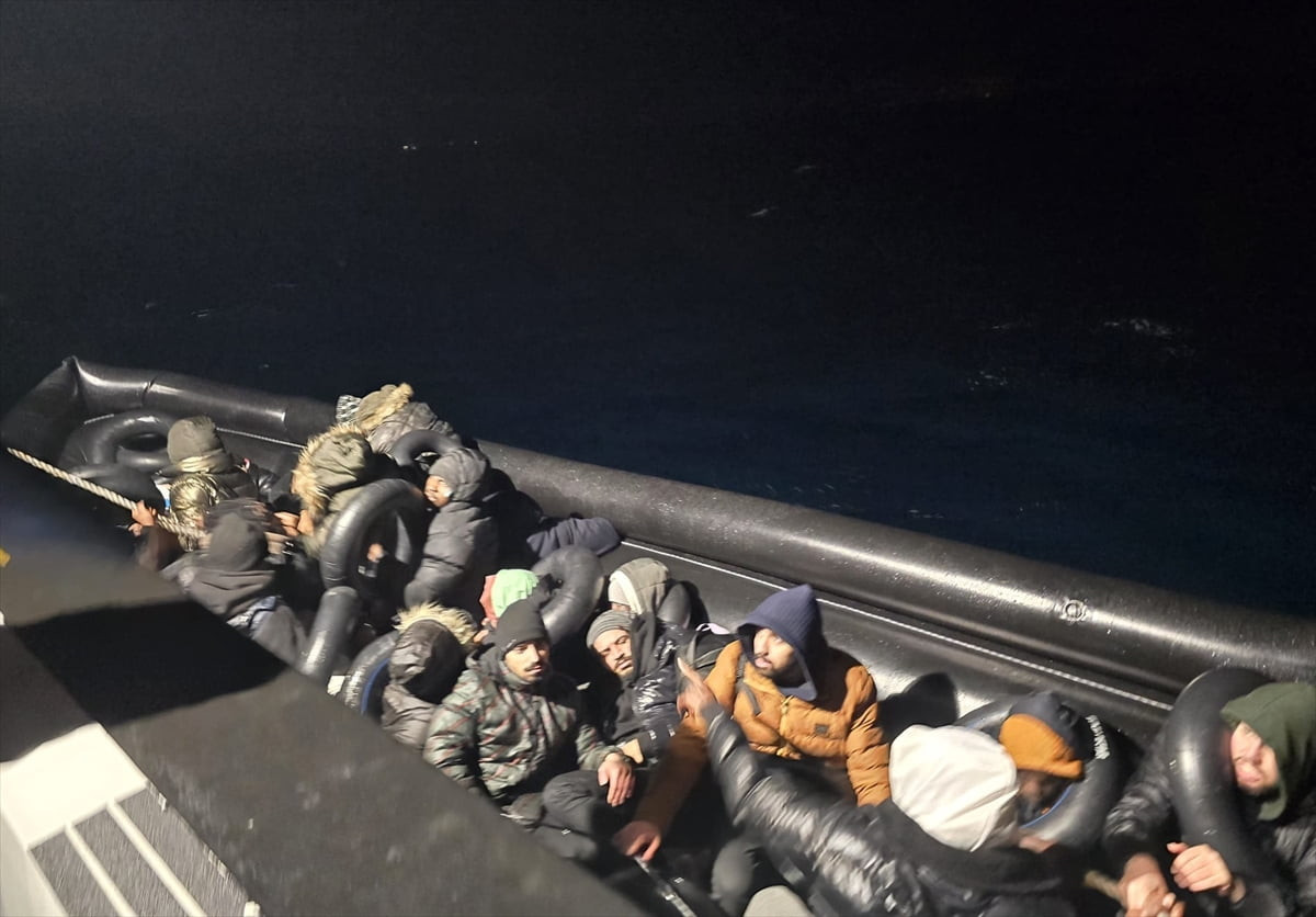 İzmir'in Seferihisar ilçesi açıklarında 2'si çocuk 29 düzensiz göçmen yakalandı.
 