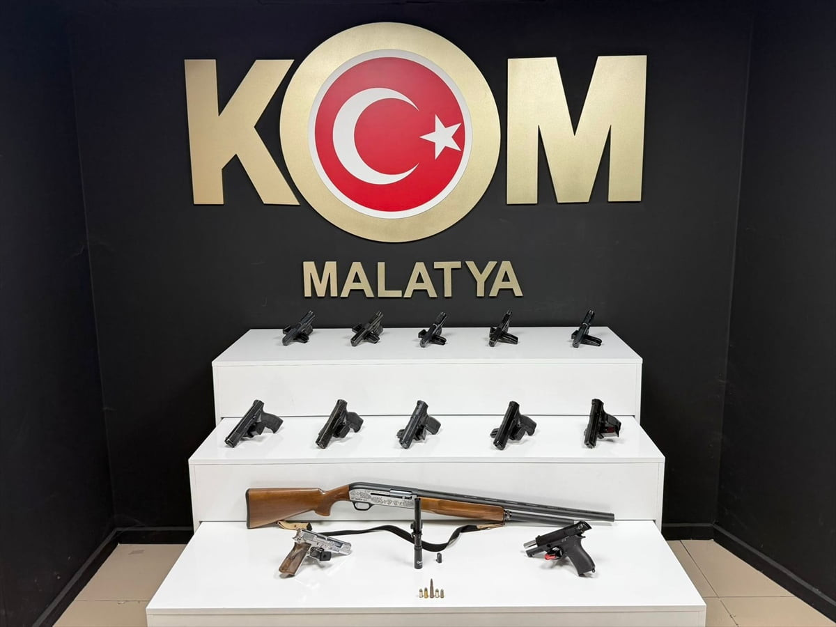 
Malatya'da 13 ruhsatsız silah ele geçirildi, 3 şüpheli yakalandı.