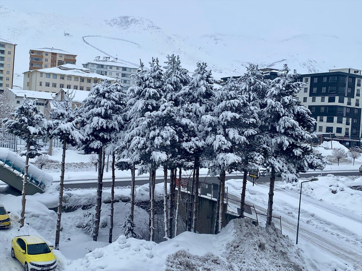 Bitlis'te etkili olan kar sonrası kent merkezi beyaza büründü. 

 