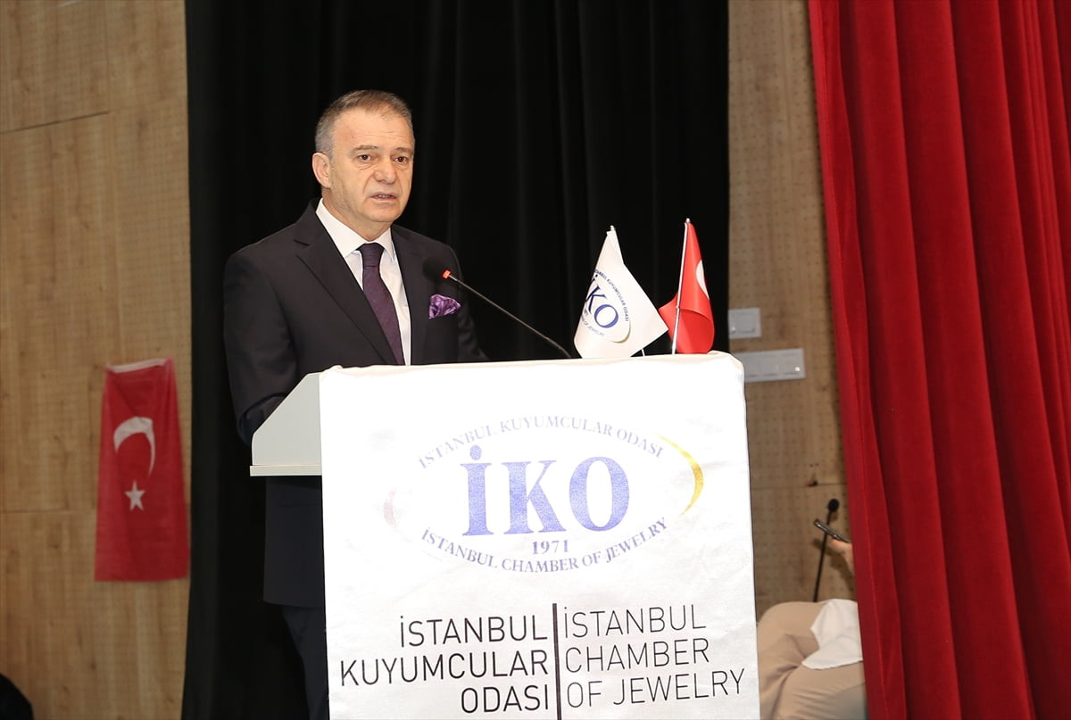 İstanbul Kuyumcular Odasında (İKO) iki dönemdir başkanlık görevini yürüten Mustafa Atayık, tek...