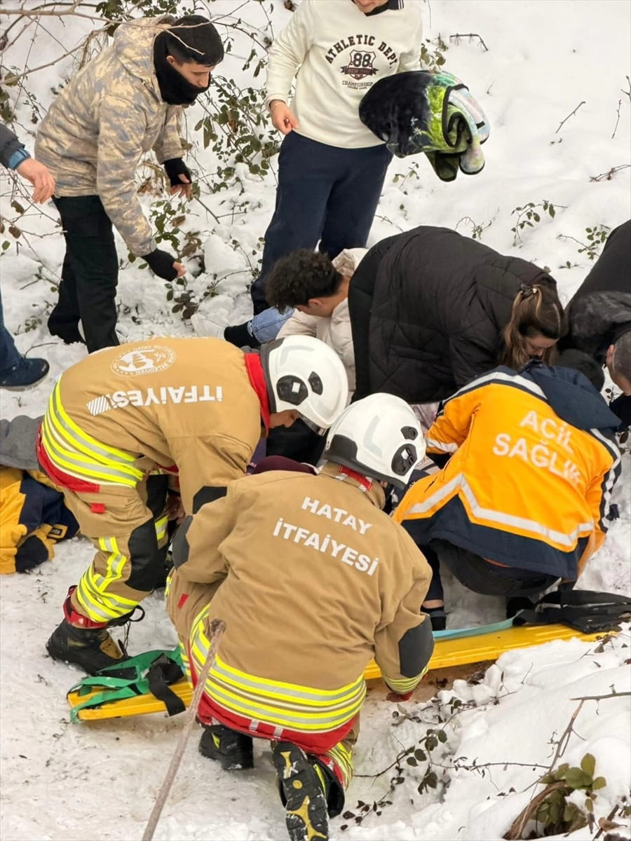Hatay'ın Belen ilçesinde dereye düşen otomobildeki 5 kişi yaralandı.
İhbar üzerine olay yerine...