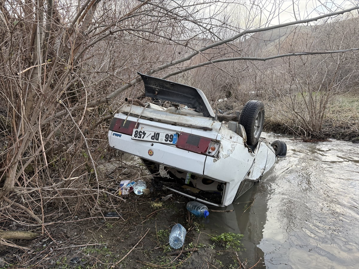 Yozgat'ta dere yatağına devrilen otomobilin sürücüsü yaralandı.
