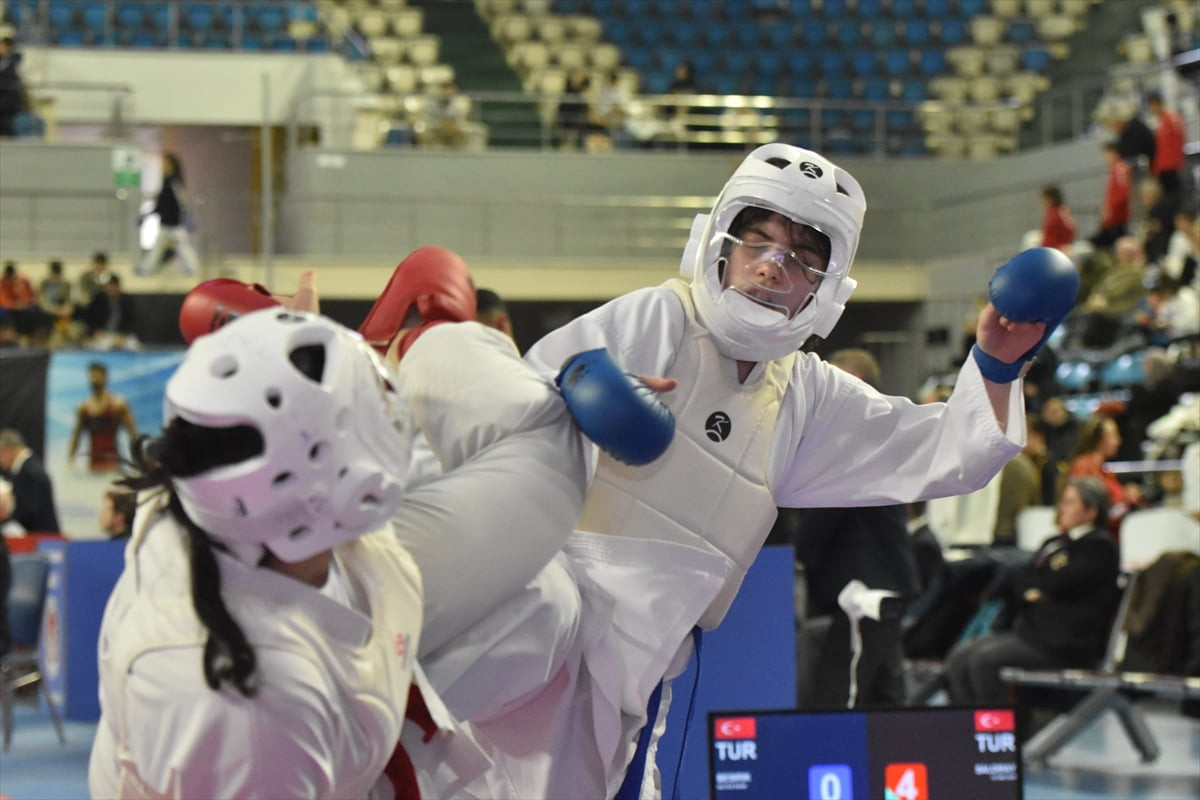 Sakarya'da düzenlenen Türkiye Spor Toto Yıldızlar Karate Ligi tamamlandı.
Serdivan Metehan Başar...