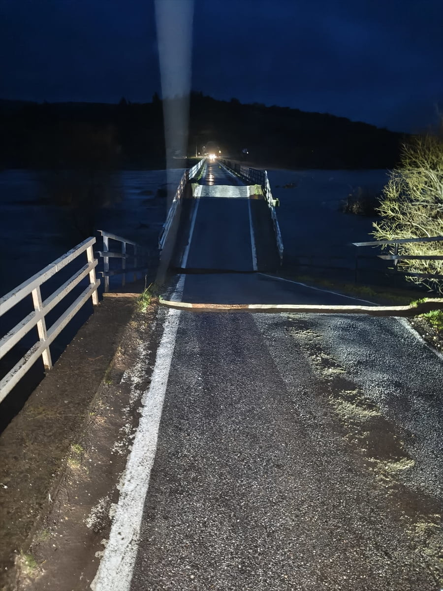 Balıkesir'in Susurluk ilçesinde etkili olan şiddetli yağış nedeniyle köprü çöktü.
 