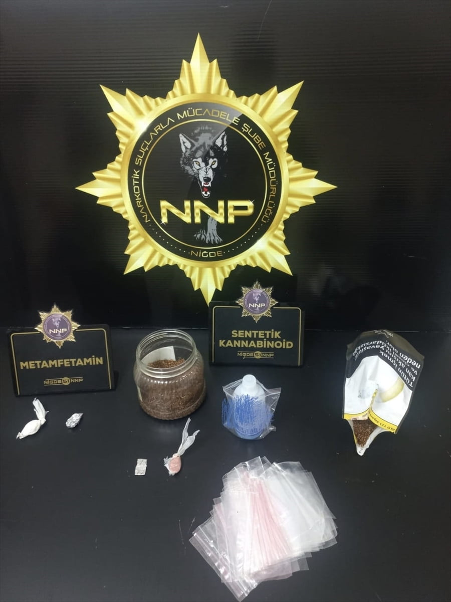 Niğde merkez ve Bor ilçesinde düzenlenen uyuşturucu operasyonunda gözaltına alınan 9 şüpheliden...