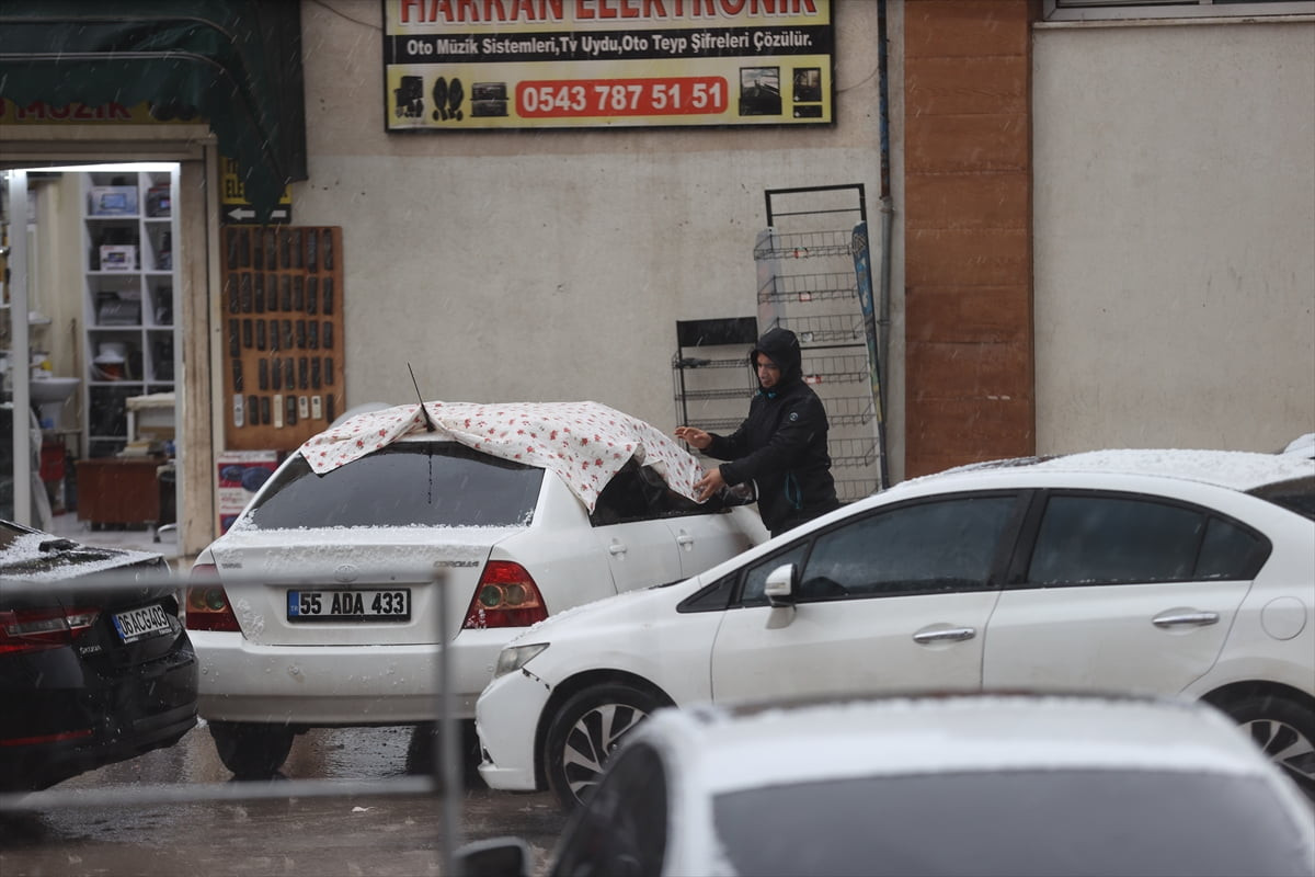 Şanlıurfa'da etkili olan sağanak ve dolu, günlük yaşamı olumsuz etkiledi. 
Bazı vatandaşların...