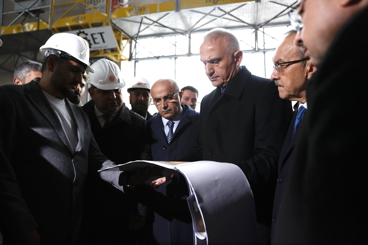 Kültür ve Turizm Bakanı Mehmet Nuri Ersoy (sağ 2)
bir dizi ziyaret için geldiği Malatya'da...