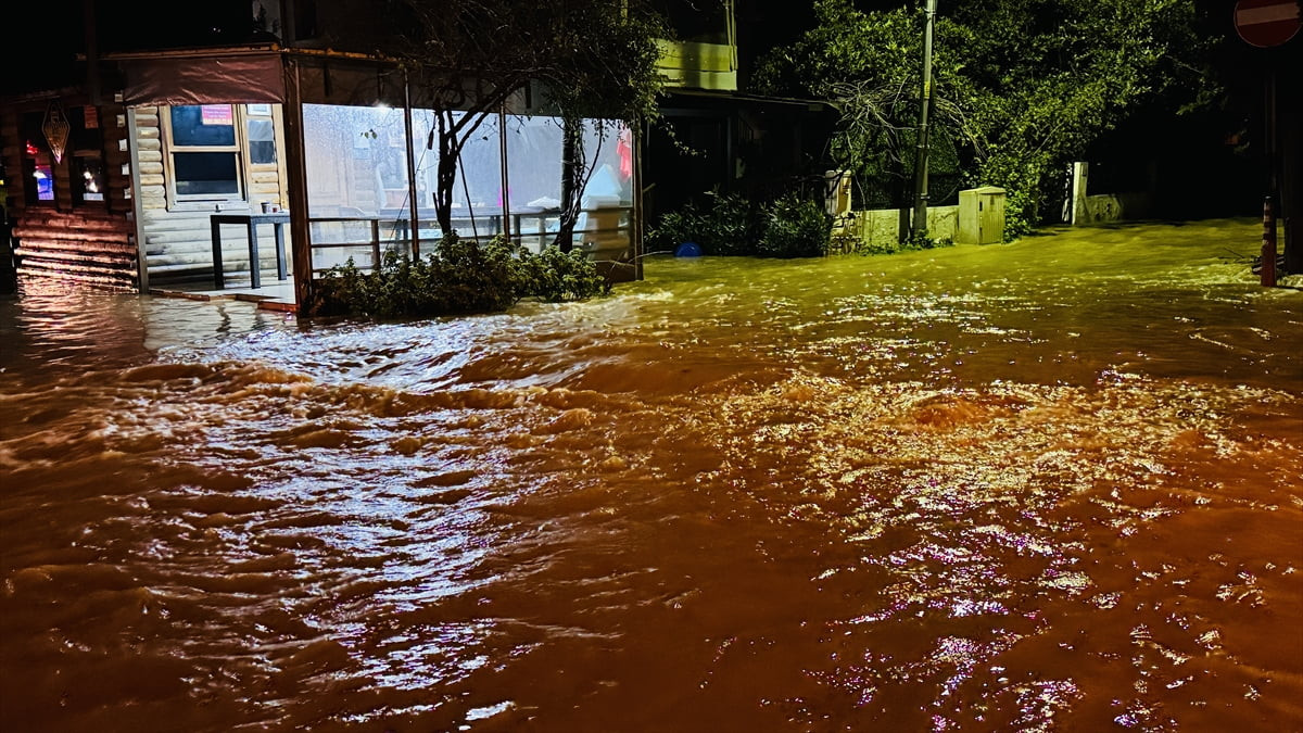 
Muğla'nın Bodrum ilçesinde etkili olan sağanak sonucu cadde ve sokaklarda su birikintileri...