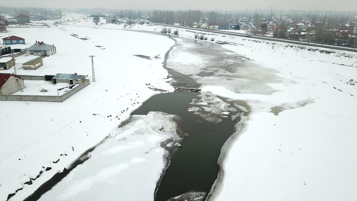 Ağrı'da dondurucu soğukların etkisiyle Murat Nehri ve dereler buzla kaplandı.
 