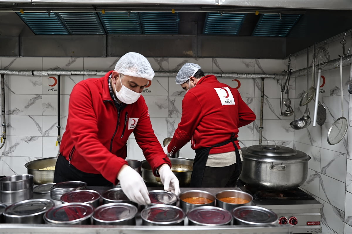 
Kahramanmaraş merkezli 6 Şubat 2023'teki depremlerin ardından Türk Kızılayın yardım...