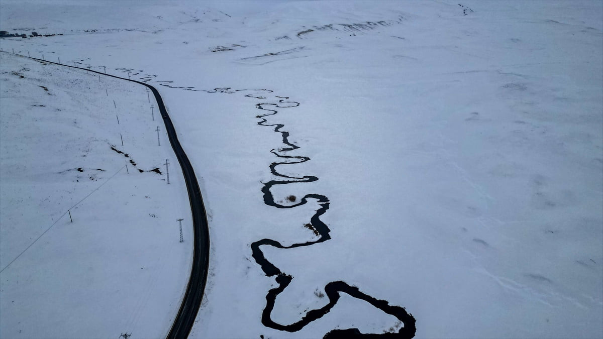 Erzurum'un Karayazı ilçesinde karla kaplanan menderesler güzel manzaralar oluşturdu. 
Yazın...
