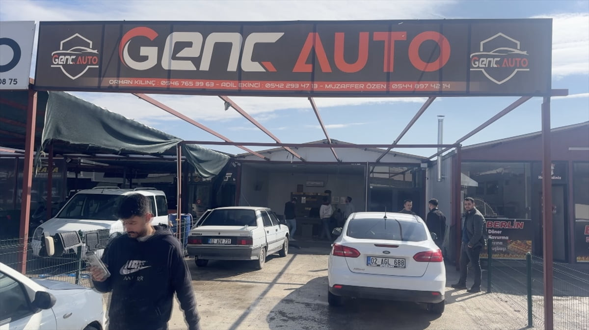 Adıyaman'da park halindeyken kısa devre yaparak hareket eden otomobil dükkana çarptı. 
 