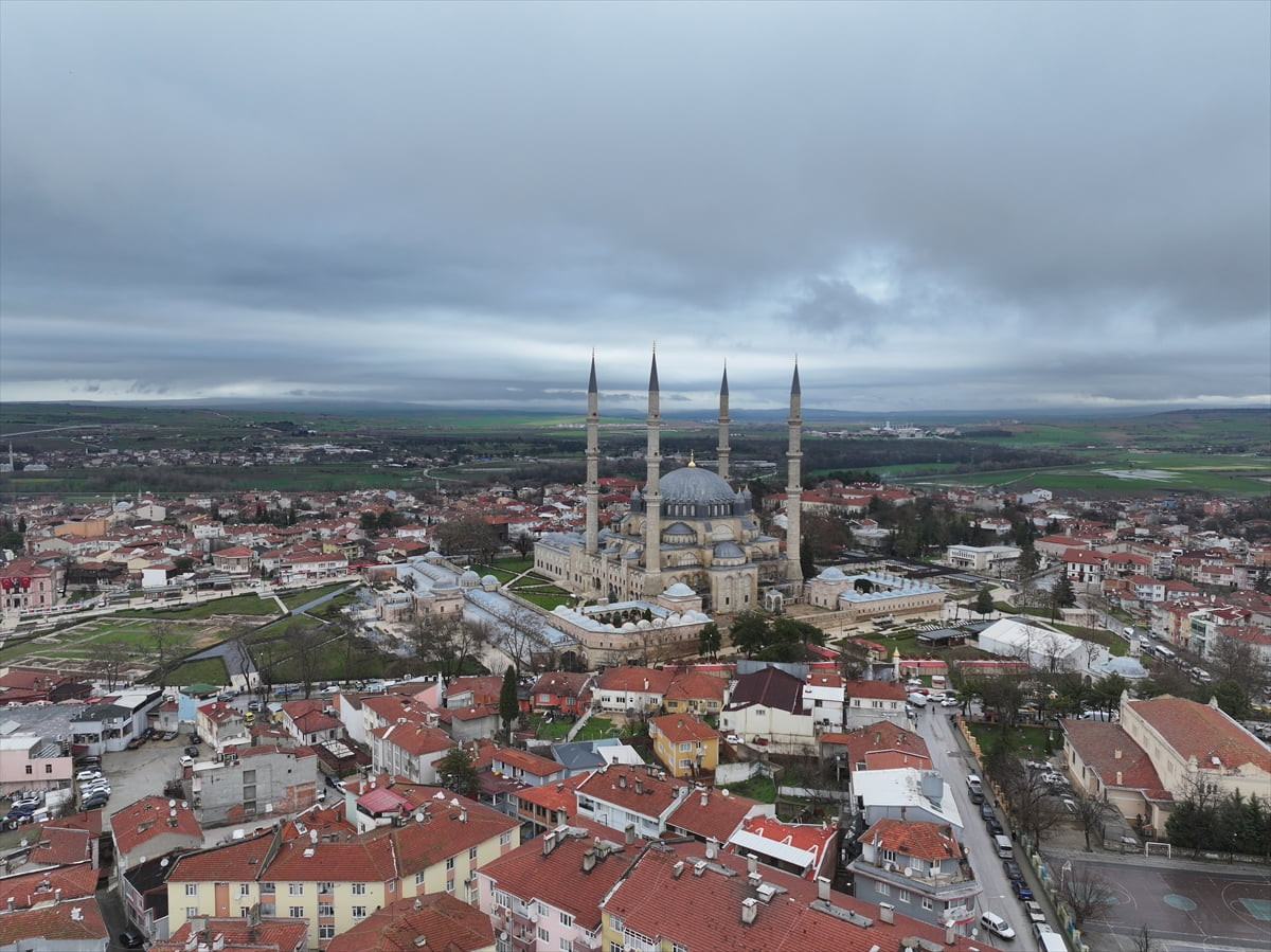 
Türk-İslam mimarisinin zirve eserlerinden Selimiye Camisi'nin minareleri mahyalarla donatıldı....
