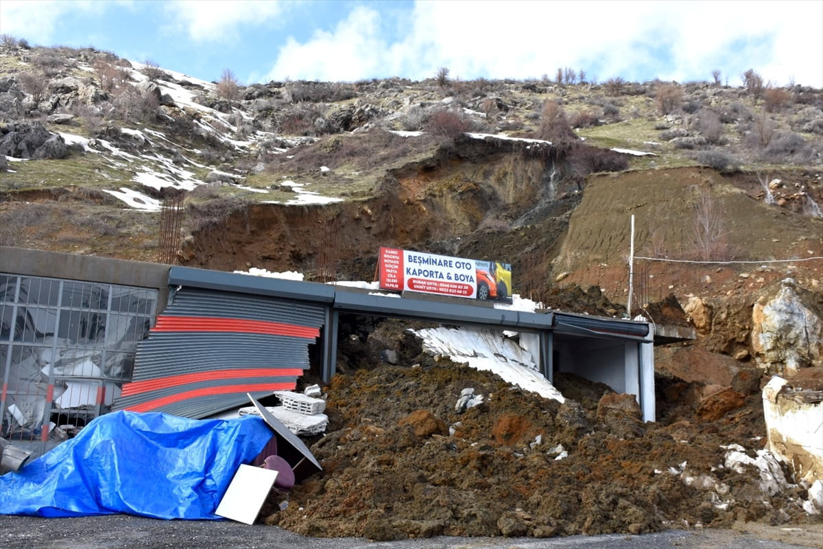 Bitlis'te toprak kayması sonucu 2 iş yeri kullanılamaz hale geldi.