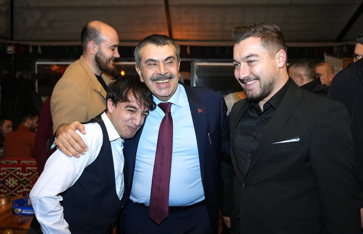 Milli Eğitim Bakanı Yusuf Tekin, Erzurum'da gençlerle bir araya geldi.
Çeşitli temaslarda bulunmak...