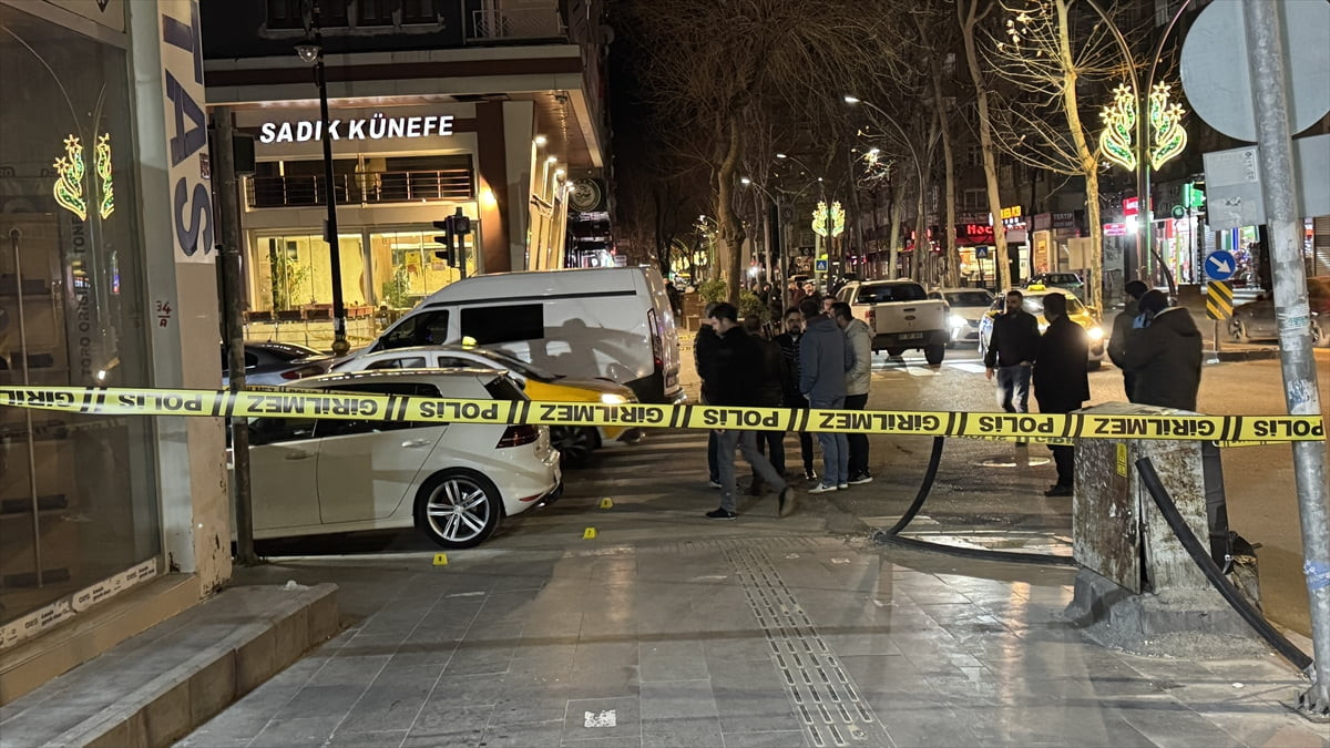 
Diyarbakır'ın merkez Yenişehir ilçesinde çıkan silahlı kavgada 2 kişi yaralandı.