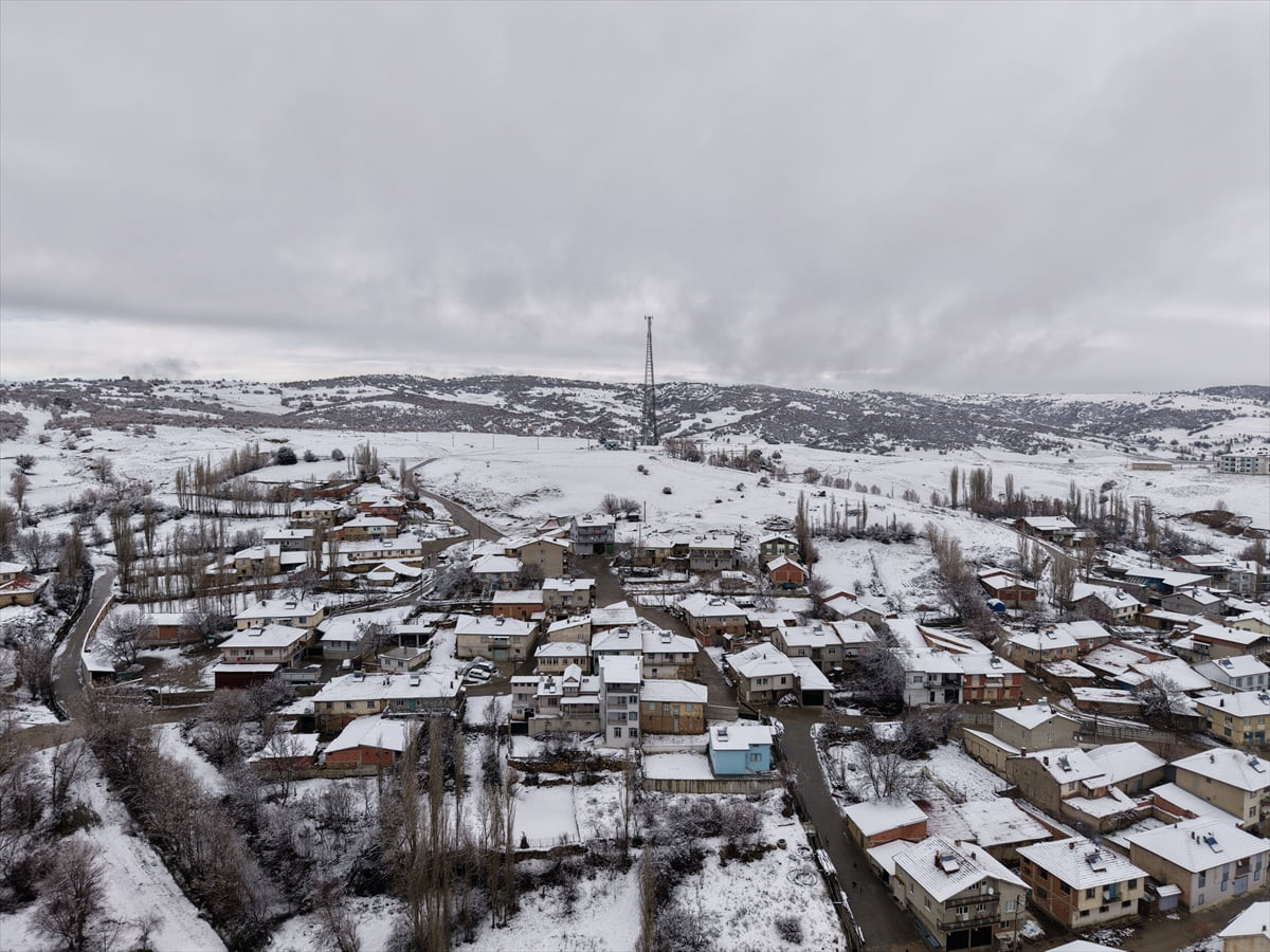 Afyonkarahisar’ın yüksek kesimleri ile bazı ilçelerinde kar yağışı etkisini sürdürüyor. 
Bir süre...