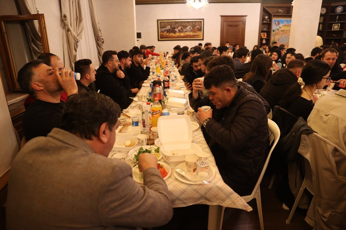 Nevşehir Belediye Başkanı Rasim Arı makamında üniversite öğrencileriyle sahur yaptı.
Belediyedeki...