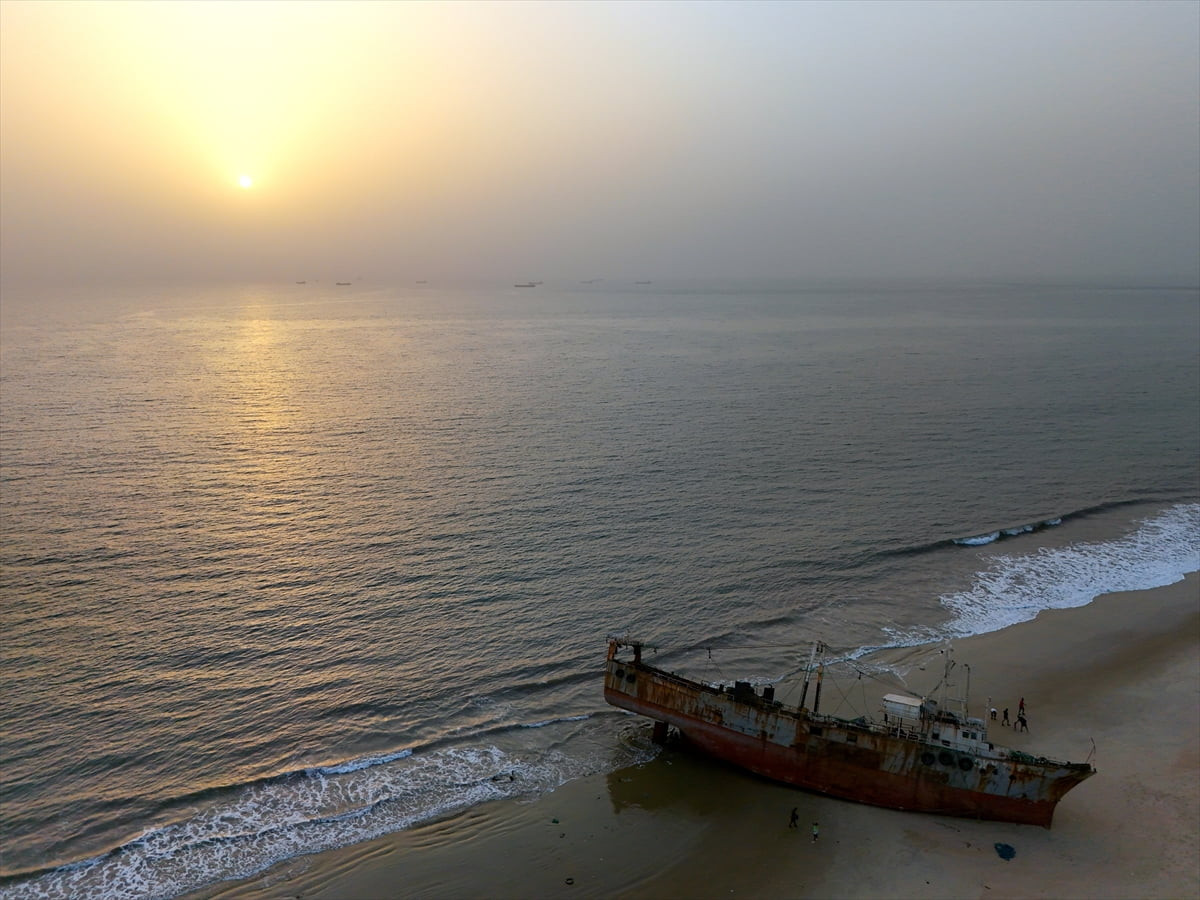 Sierra Leone'nin başkenti Freetown'un sahili doğal güzelliği ve renkleriyle öne çıkıyor. 
Ramazan...