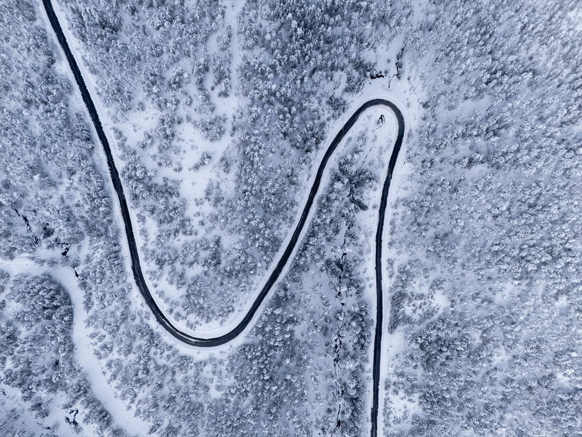 Yozgat'ın Akdağmadeni ilçesinde karla kaplanan ormanlık alanlar dronla görüntülendi.
İlçede iki...