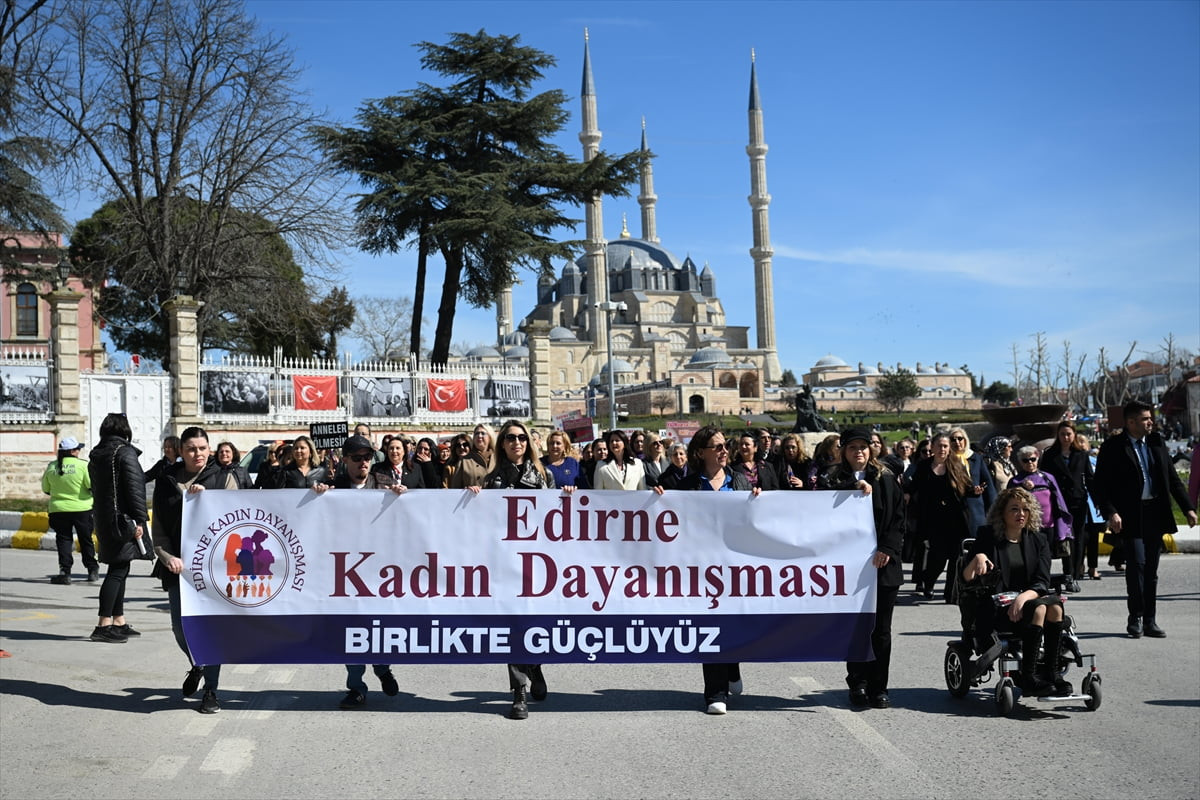 
Edirne'de 8 Mart Dünya Kadınlar Günü, çeşitli etkinliklerle kutlandı.
