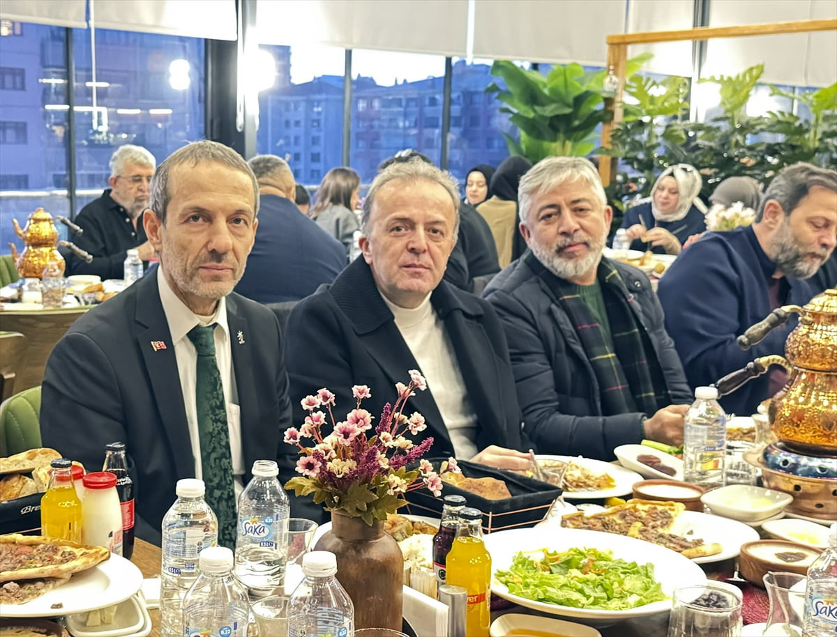 Türkiye Wushu Kung Fu Federasyonu camiası Ankara'da düzenlenen iftarda buluştu.
Bir restoranda...