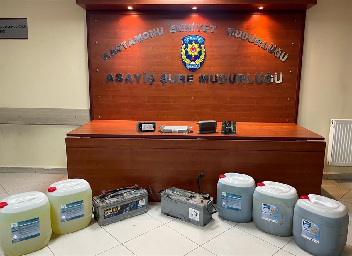 Kastamonu'da iş makinesinin mazotunu ve parçalarını çalan 2 şüpheli gözaltına alındı.
 
