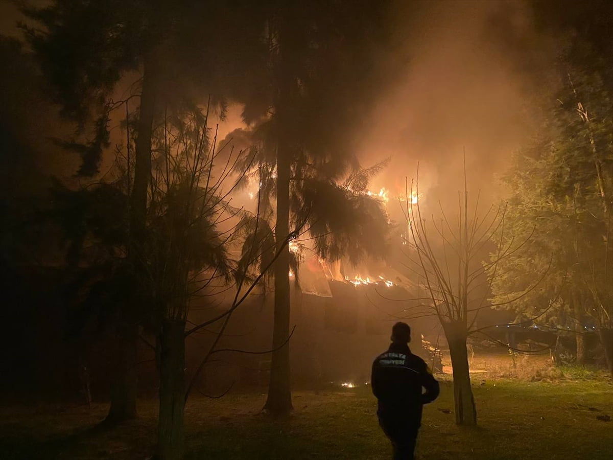 Antalya'nın Serik ilçesinde zincir markette çıkan yangın hasara neden oldu.
 