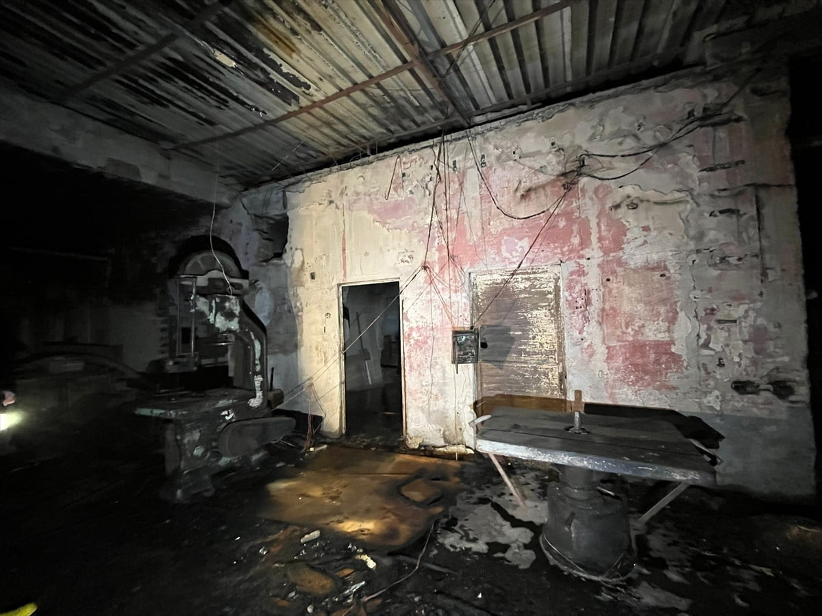 Adana'nın merkez Seyhan ilçesindeki mobilya atölyesinde çıkan yangında hasar oluştu.
 