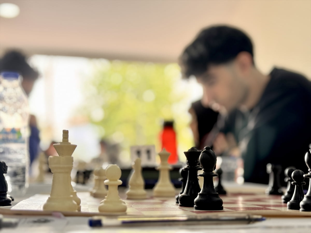 Muğla'nın Fethiye ilçesinde düzenlenen satranç turnuvasında 250 sporcu mücadele ediyor.
Muğla...