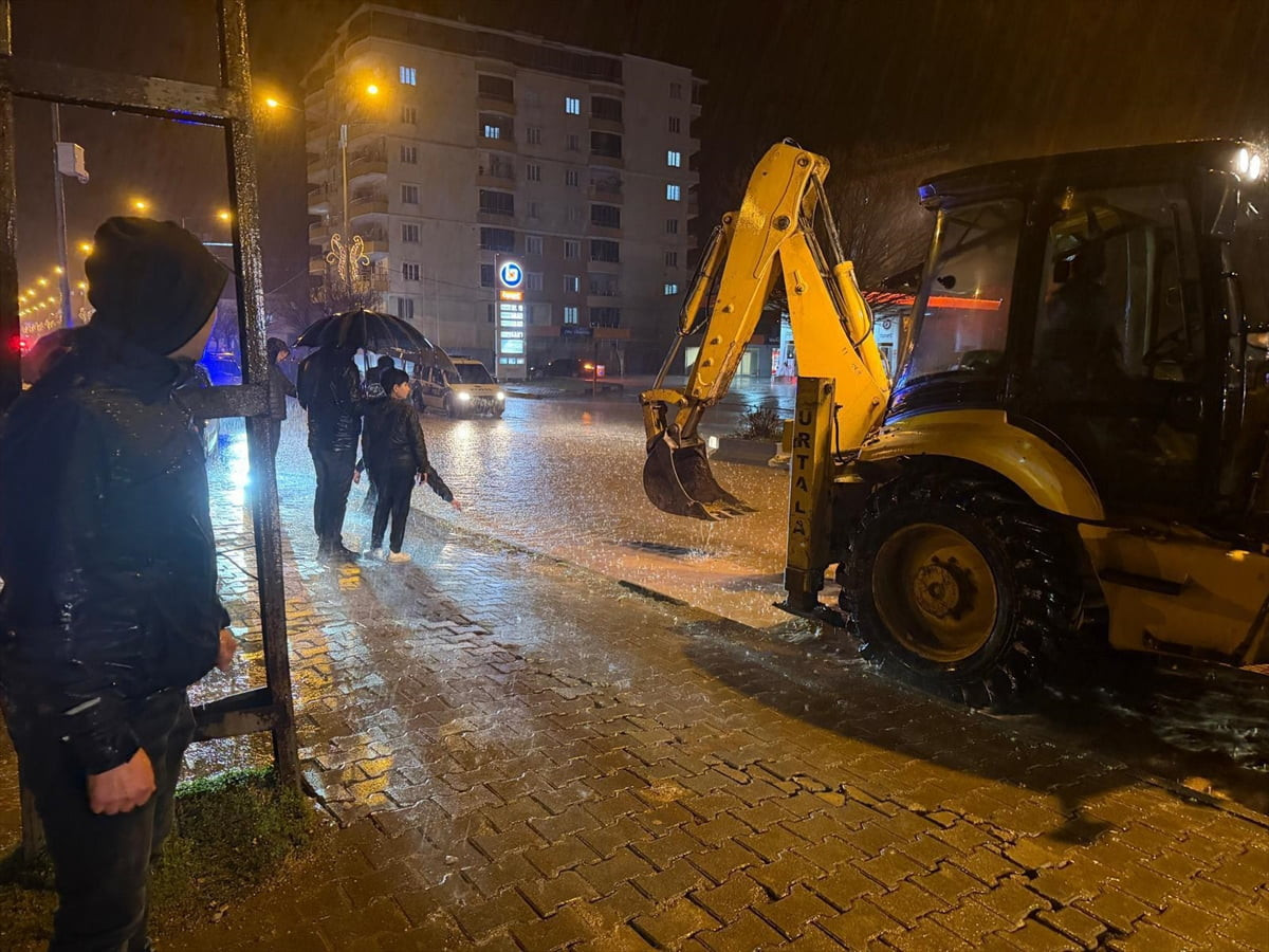 Siirt’in Kurtalan ilçesinde etkili olan sağanak hayatı olumsuz etkiledi.
Sağanak sonucu Cumhuriyet...